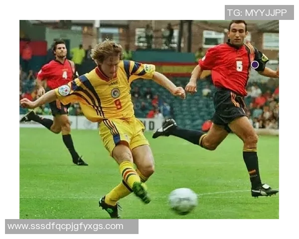 五大足球巨星的传奇征程与辉煌瞬间揭秘