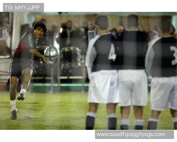 足球巨星与爱侣的浪漫故事：球场内外的心动瞬间与情感纠葛